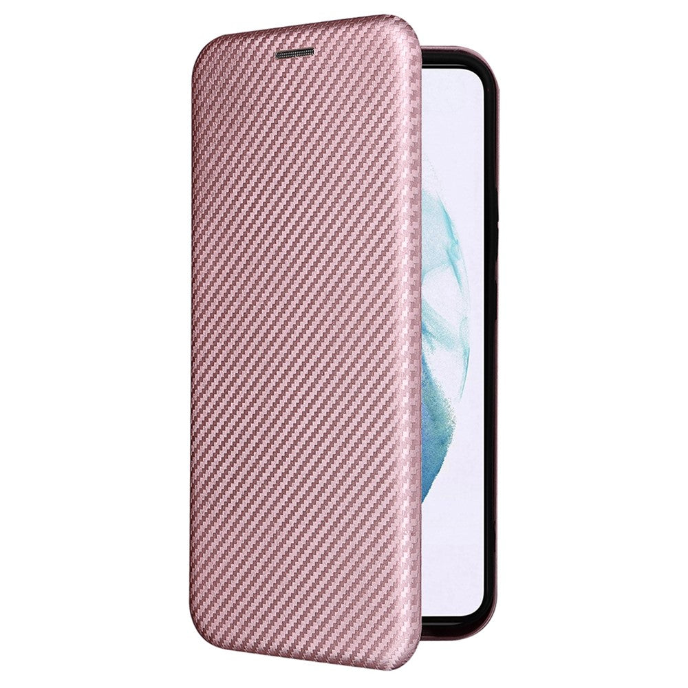 Telefoncover i PU-læder med kulfibertekstur, autoabsorberende magnetisk lukning og standerfunktion med ringrem til Samsung Galaxy S22+ 5G