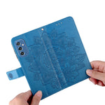 Telefoncover Flip Mobiltelefonetui med præget blomstermønster TPU+PU-læder standerpung med snor til Samsung Galaxy M52 5G