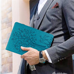 Lenovo Tab M10 Plus (3:e generationen) surfplattefodral med prägling av träd och hjortmönster i PU-läder med korthållare och stativ.