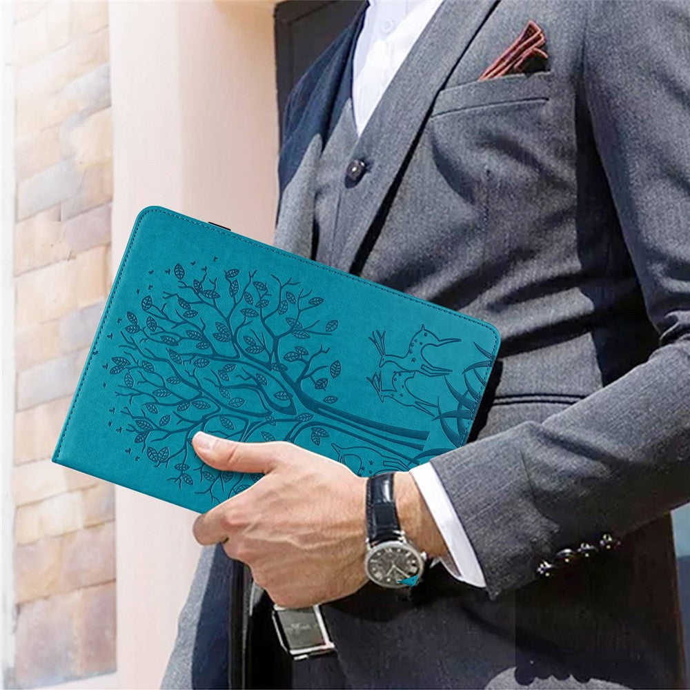 Lenovo Tab M10 Plus (3:e generationen) surfplattefodral med prägling av träd och hjortmönster i PU-läder med korthållare och stativ.