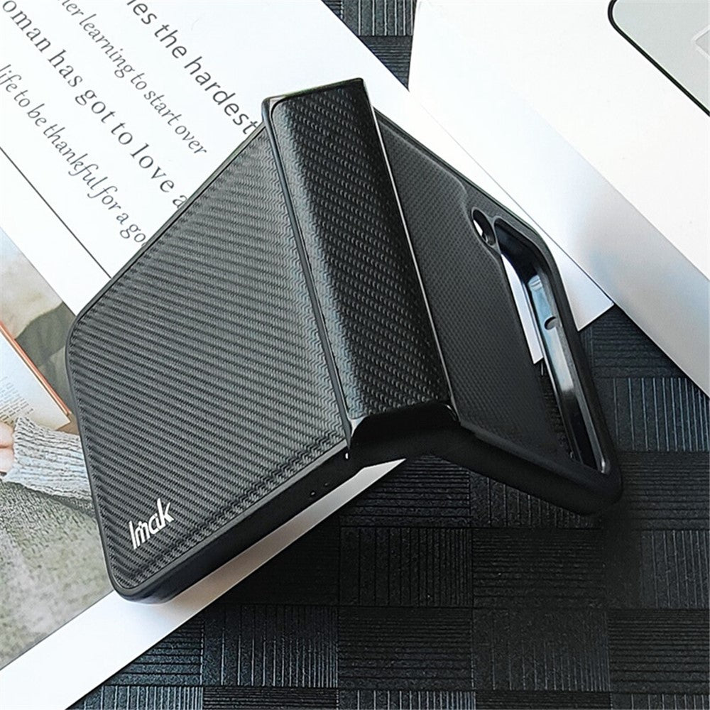 IMAK Ruiyi-serien til Samsung Galaxy Z Flip4 5G cover i PC-materiale beklædt med læder i kulfiberstruktur – et beskyttende cover, der tåler fald