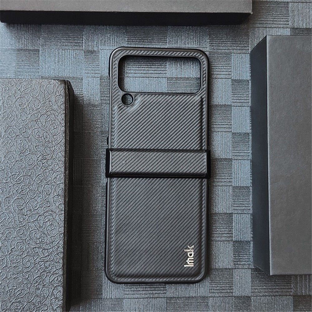 IMAK Ruiyi-serien til Samsung Galaxy Z Flip4 5G cover i PC-materiale beklædt med læder i kulfiberstruktur – et beskyttende cover, der tåler fald