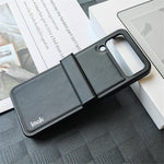 IMAK Ruiyi-serien til Samsung Galaxy Z Flip4 5G cover i PC-materiale beklædt med læder i kulfiberstruktur – et beskyttende cover, der tåler fald