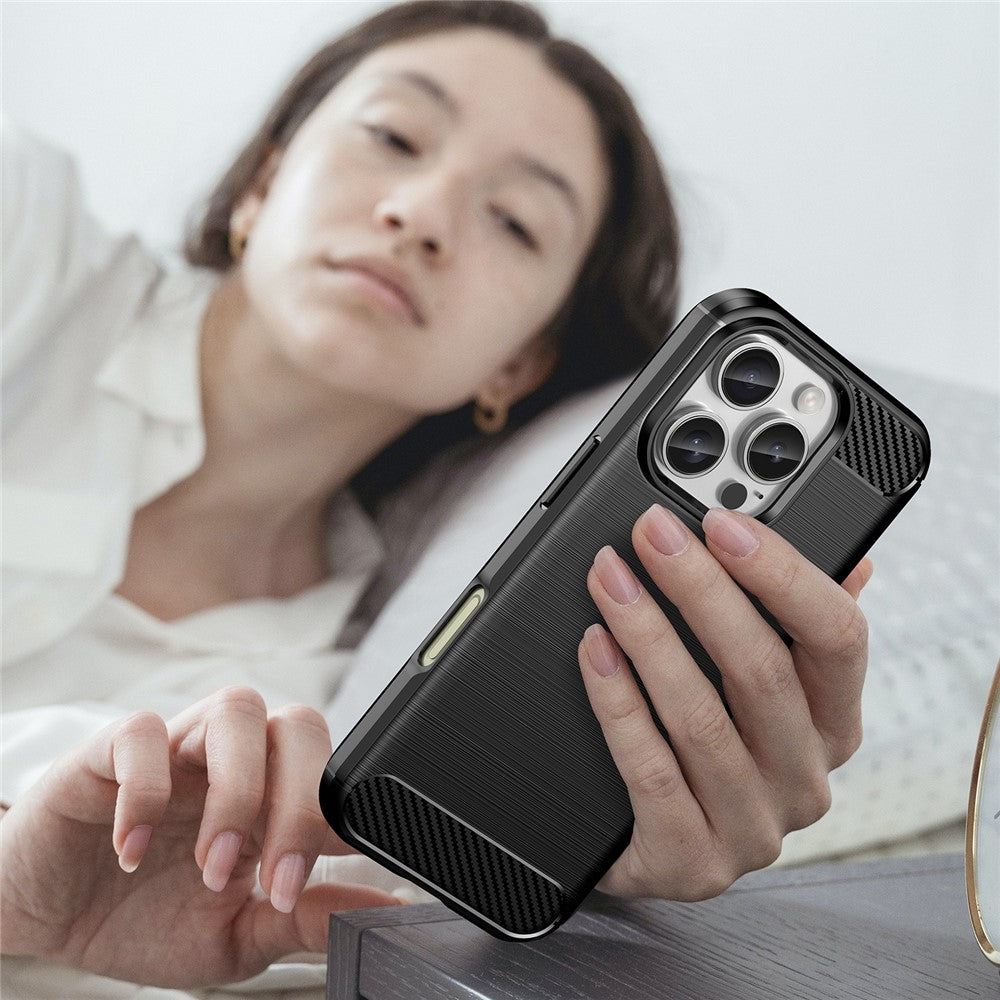 Til iPhone 16 Pro TPU-cover med børstet kulfibertekstur