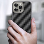 IPAKY TPU-cover til iPhone 15 Plus med kulfibertekstur og metalramme til kameralinse
