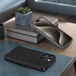 IPAKY TPU-cover til iPhone 15 Plus med kulfibertekstur og metalramme til kameralinse