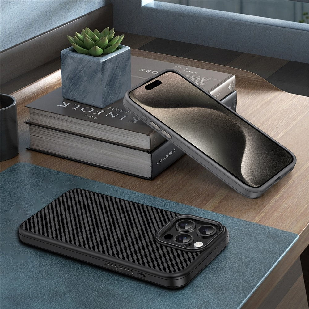 IPAKY TPU-cover til iPhone 15 Plus med kulfibertekstur og metalramme til kameralinse