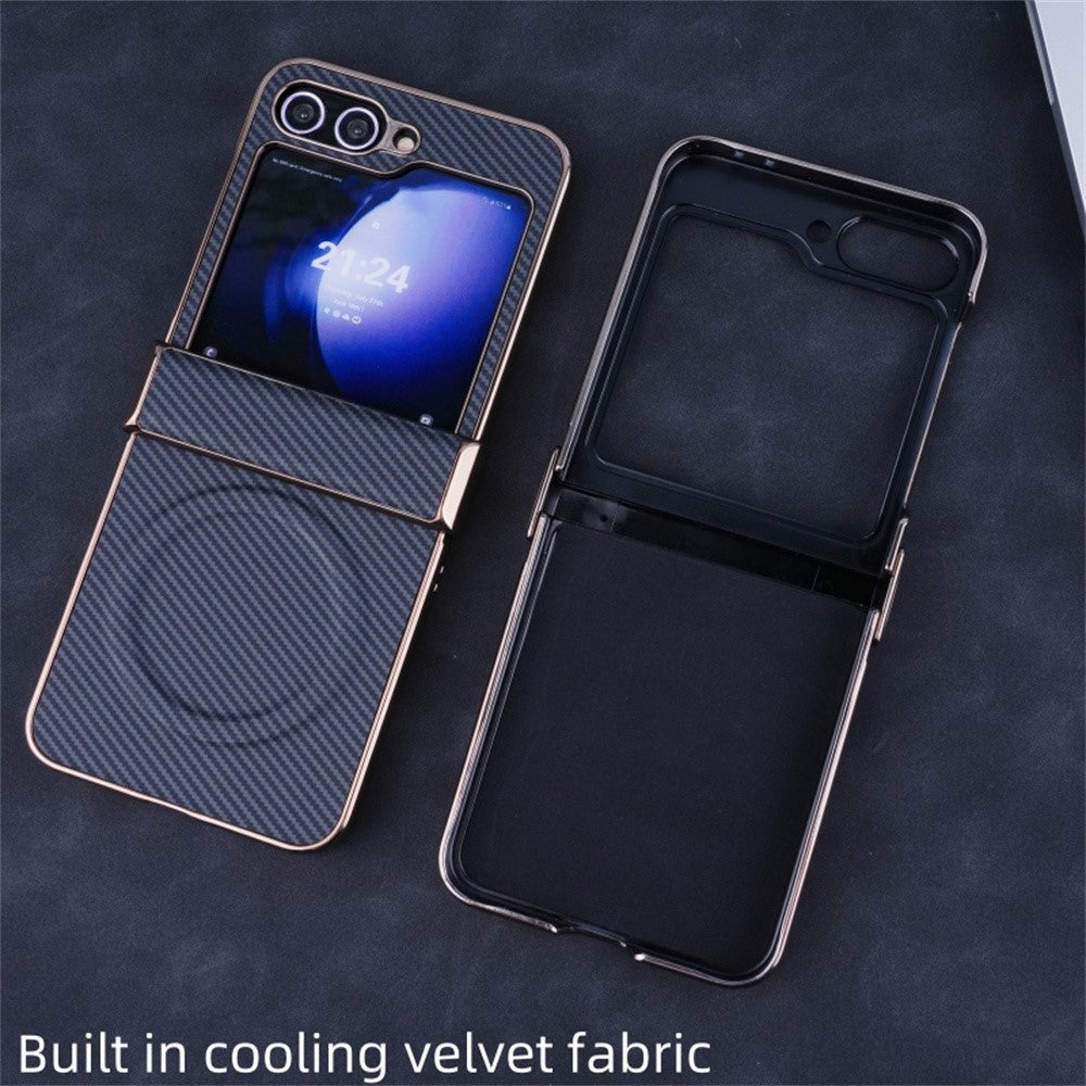 Til Samsung Galaxy Z Flip5 5G Magnetisk Etui Hængselbeskyttelse Kulfiber Tekstur Læder+PC Galvanisering Telefoncover