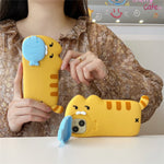 Til iPhone 15 Plus silikonecover med kat der spiser fisk, linsecover, støtteben, telefonbagcover