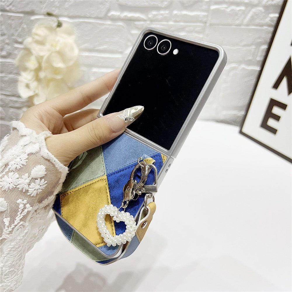 Samsung Galaxy Z Flip7 5G-skal Retro Rhombus PU + PC-mobilskal med kärlekshänge och rem