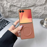 Til Samsung Galaxy Z Flip7 5G Magnetisk Etui Nappa Tekstur PU + TPU + PC Telefon Bagcover
