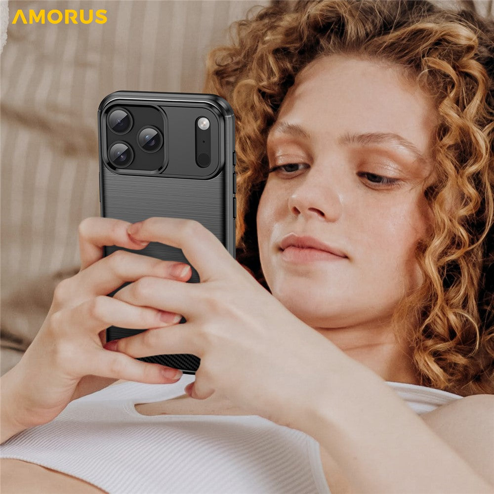 AMORUS Cover til iPhone 17 Pro Max med kulfibertekstur og børstet beskyttelse