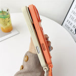 Til iPhone 18 Pro Max / 17 Pro Max Cover Flydende Silikone Kortholder Beskyttende Telefoncover med Justerbar Crossbody-rem