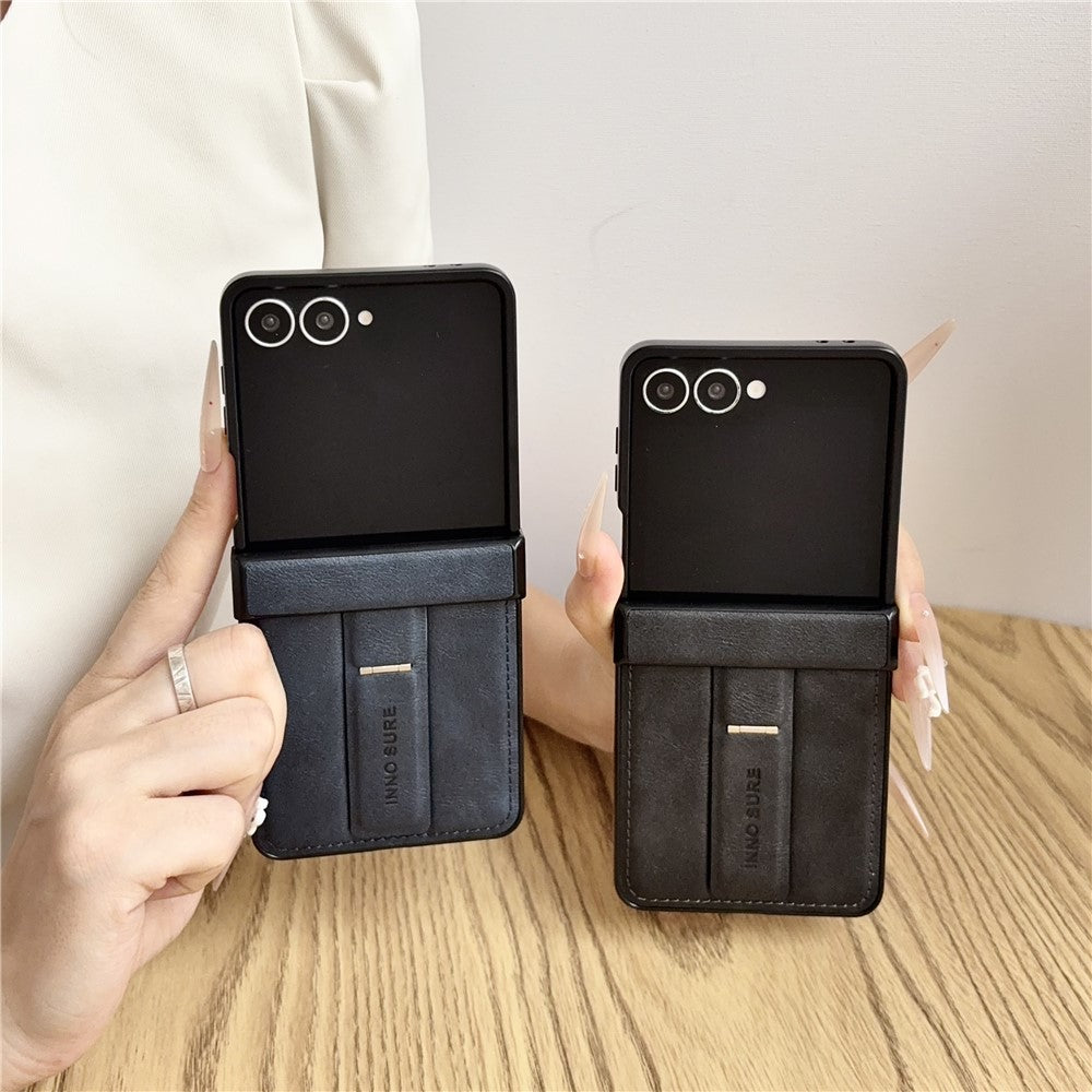 Til Samsung Galaxy Z Flip8 Cover med Usynlig Stander Ko-læder Tekstur Læderbelagt PC+TPU Beskyttende Cover