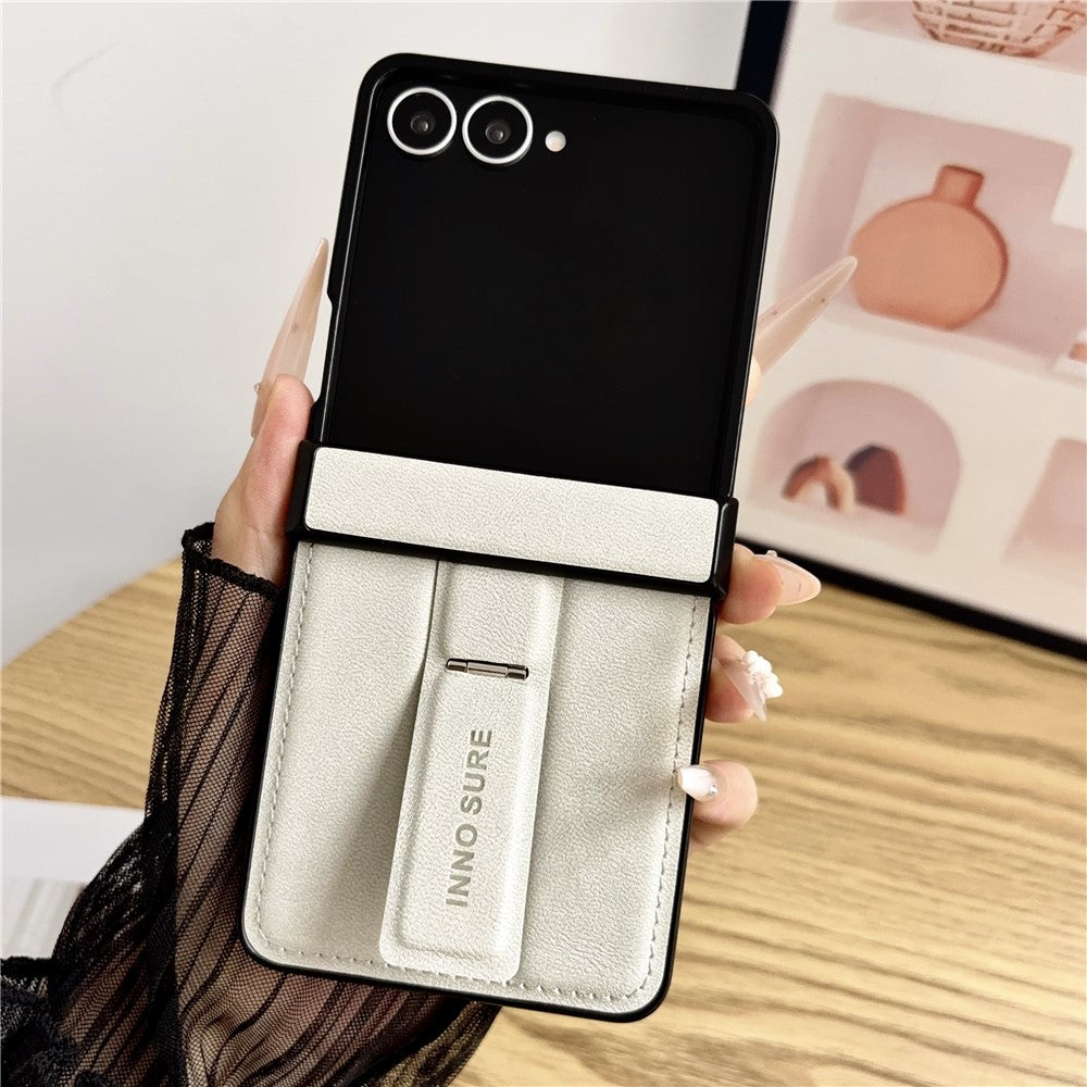 Til Samsung Galaxy Z Flip8 Cover med Usynlig Stander Ko-læder Tekstur Læderbelagt PC+TPU Beskyttende Cover