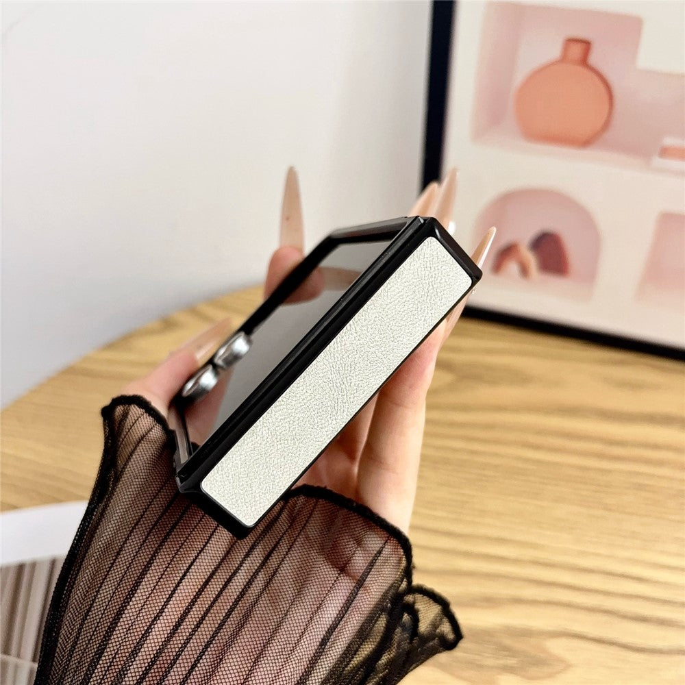 Til Samsung Galaxy Z Flip8 Cover med Usynlig Stander Ko-læder Tekstur Læderbelagt PC+TPU Beskyttende Cover