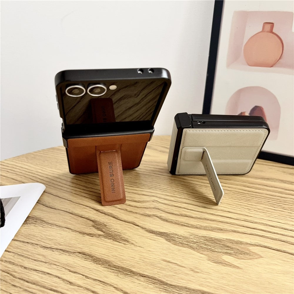 Til Samsung Galaxy Z Flip8 Cover med Usynlig Stander Ko-læder Tekstur Læderbelagt PC+TPU Beskyttende Cover