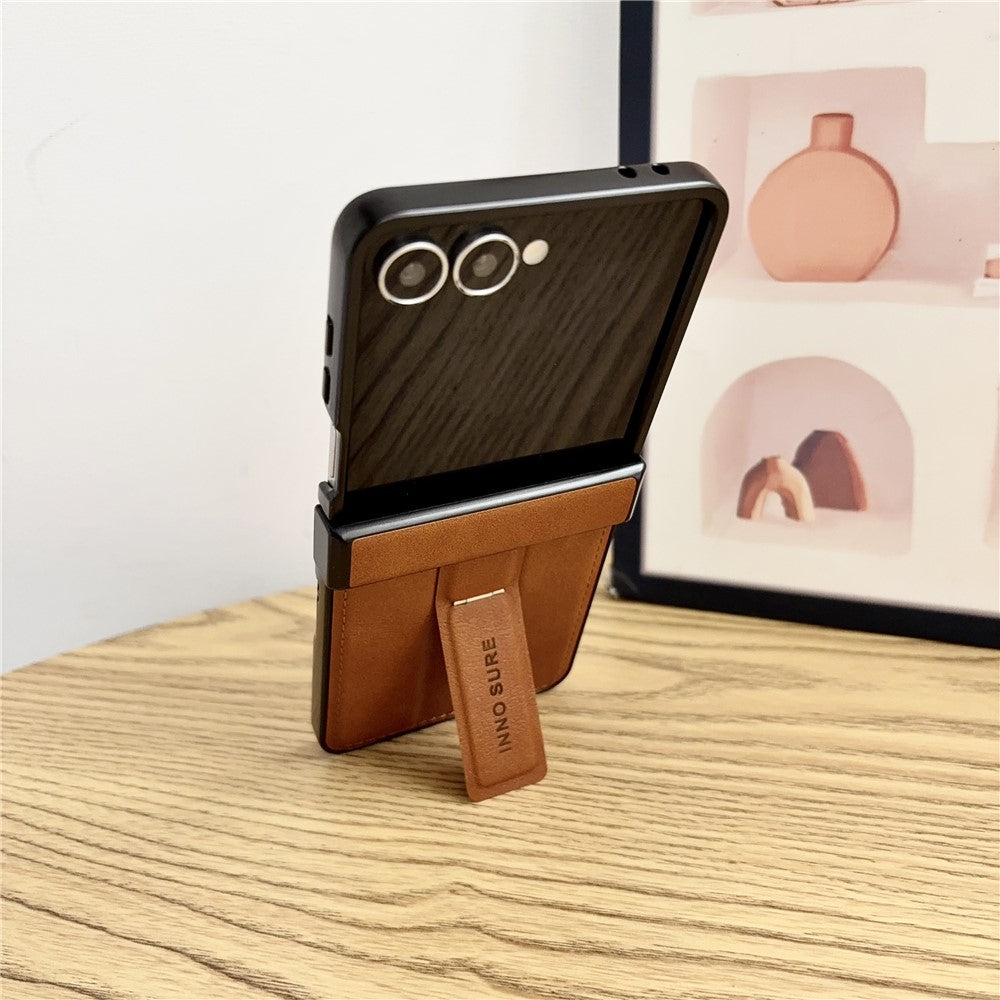 Til Samsung Galaxy Z Flip8 Cover med Usynlig Stander Ko-læder Tekstur Læderbelagt PC+TPU Beskyttende Cover