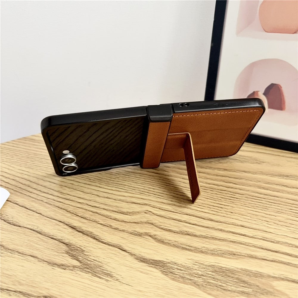 Til Samsung Galaxy Z Flip8 Cover med Usynlig Stander Ko-læder Tekstur Læderbelagt PC+TPU Beskyttende Cover