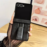 Til Samsung Galaxy Z Flip8 Cover med Usynlig Stander Ko-læder Tekstur Læderbelagt PC+TPU Beskyttende Cover