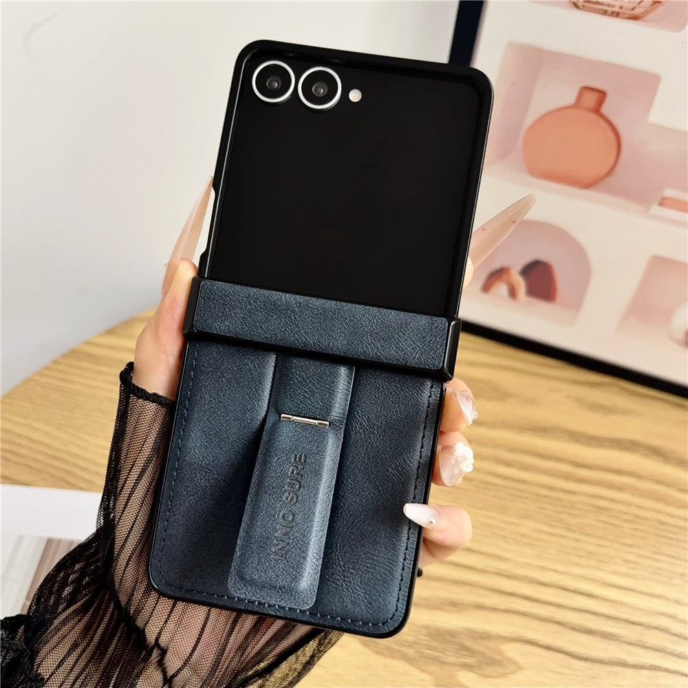 Til Samsung Galaxy Z Flip8 Cover med Usynlig Stander Ko-læder Tekstur Læderbelagt PC+TPU Beskyttende Cover