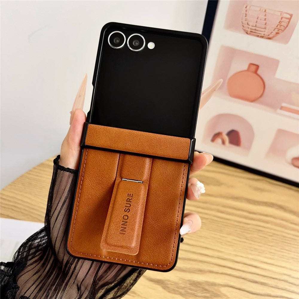 Til Samsung Galaxy Z Flip8 Cover med Usynlig Stander Ko-læder Tekstur Læderbelagt PC+TPU Beskyttende Cover