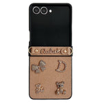 Til Samsung Galaxy Z Flip8 Cover Månekrater Tekstur Læder + PC Beskyttende Cover med Rhinestone Metal Charms