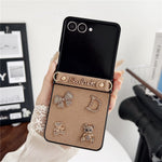 Til Samsung Galaxy Z Flip8 Cover Månekrater Tekstur Læder + PC Beskyttende Cover med Rhinestone Metal Charms