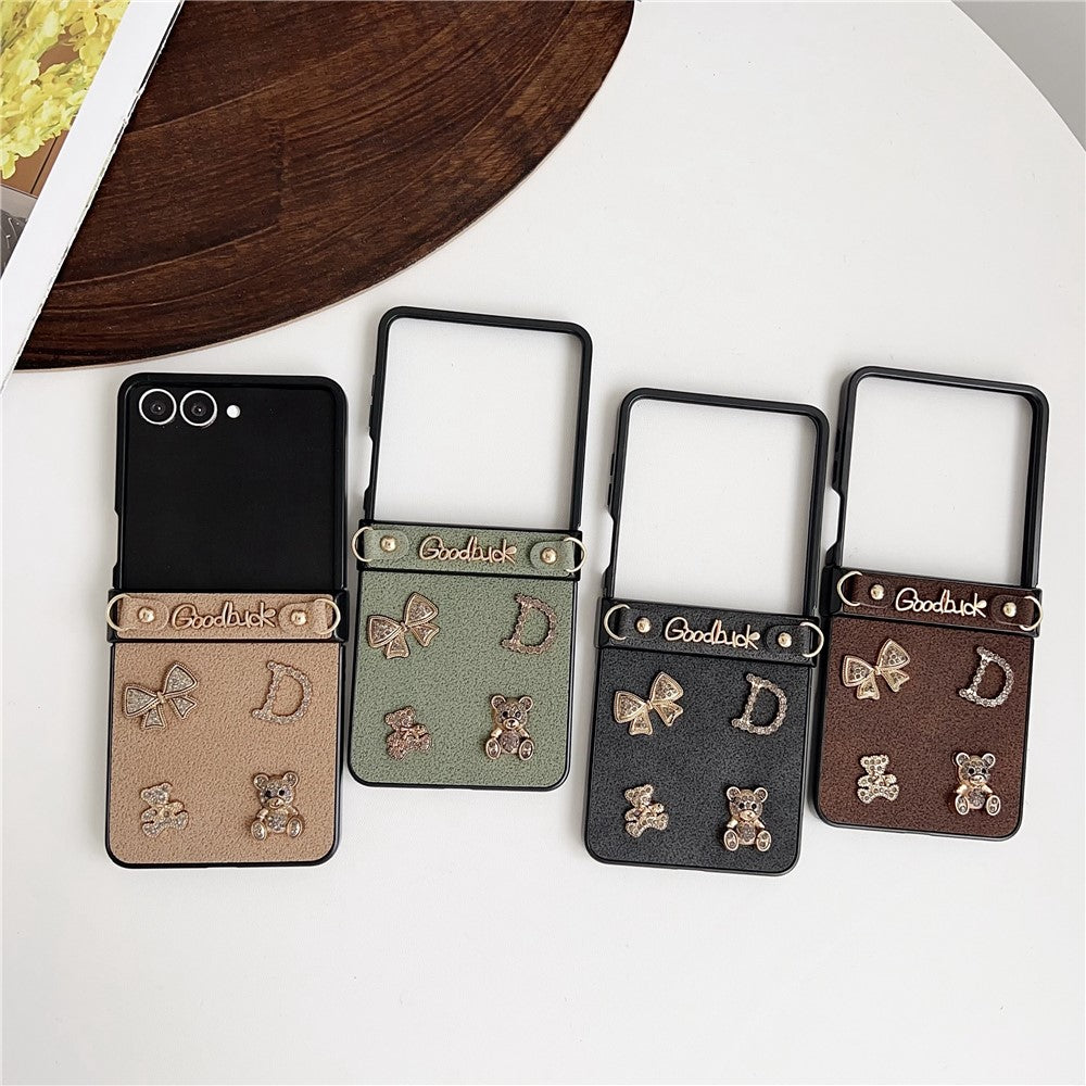 Til Samsung Galaxy Z Flip8 Cover Månekrater Tekstur Læder + PC Beskyttende Cover med Rhinestone Metal Charms