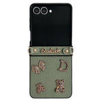 Til Samsung Galaxy Z Flip8 Cover Månekrater Tekstur Læder + PC Beskyttende Cover med Rhinestone Metal Charms