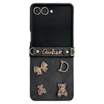 Til Samsung Galaxy Z Flip8 Cover Månekrater Tekstur Læder + PC Beskyttende Cover med Rhinestone Metal Charms