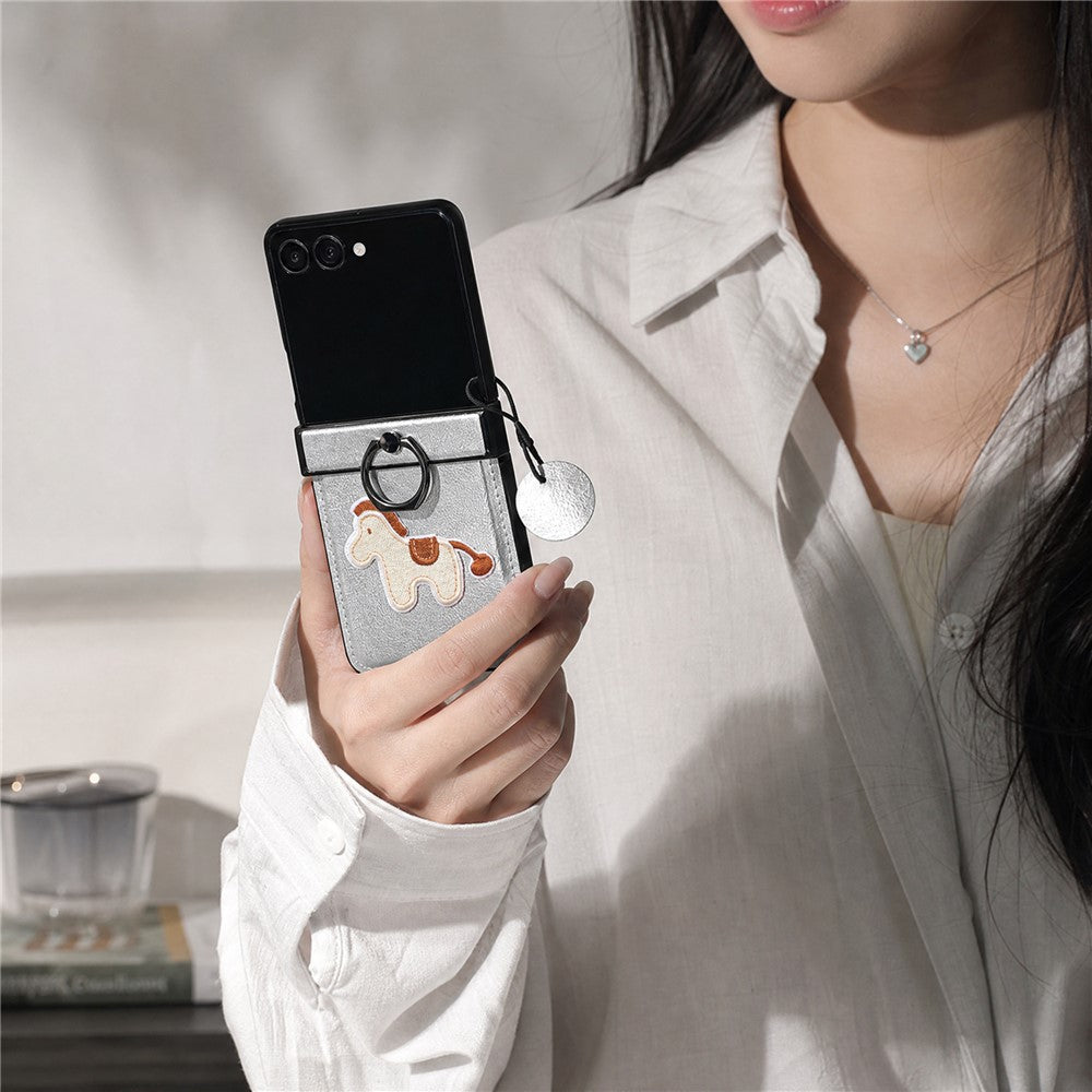 Til Samsung Galaxy Z Flip7 5G-cover, broderi med hestemotiv, mikrofiberlæderbagside med ringholder og støttefod