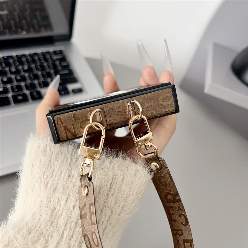 Til Samsung Galaxy Z Flip7 5G Magnetisk Etui Bogstavmønster Læder + PC Foldbart Telefoncover med Snor