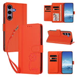 Pungfodral til Samsung Galaxy S24 / Galaxy S25 med 9 kortlommer, Lucky Clover-prægning, læder og håndledsrem