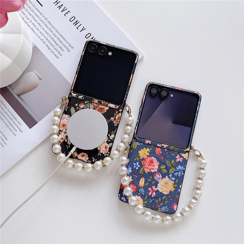 Til Samsung Galaxy Z Flip8 Magnetisk Etui Blomstermønster PC + Stof Beskyttende Telefoncover med Perlebesat Strop