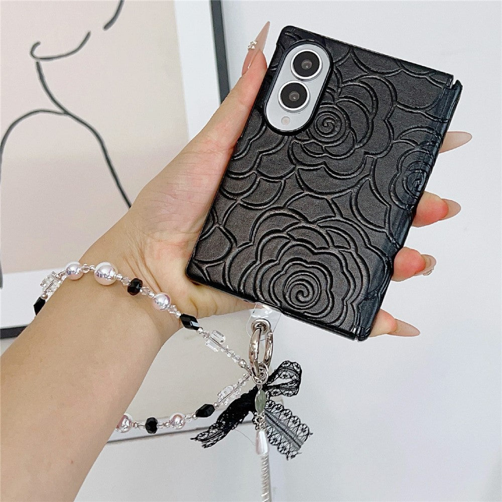 For Samsung Galaxy Z Fold8 cover præget kameliemønster PU-læder telefoncover med blonde perlearmbånd