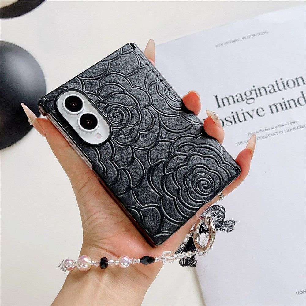 For Samsung Galaxy Z Fold8 cover præget kameliemønster PU-læder telefoncover med blonde perlearmbånd