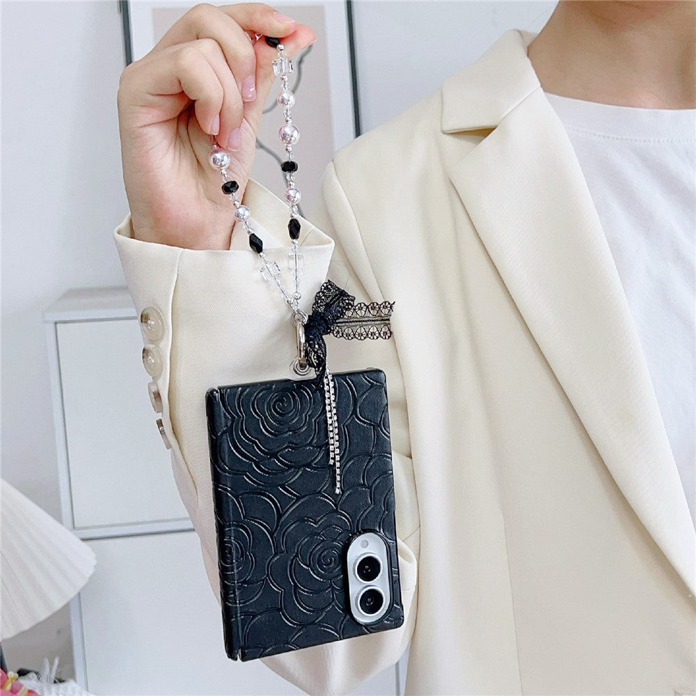 For Samsung Galaxy Z Fold8 cover præget kameliemønster PU-læder telefoncover med blonde perlearmbånd