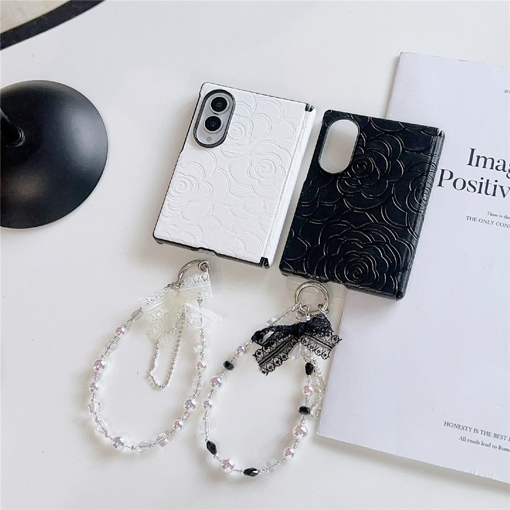 For Samsung Galaxy Z Fold8 cover præget kameliemønster PU-læder telefoncover med blonde perlearmbånd