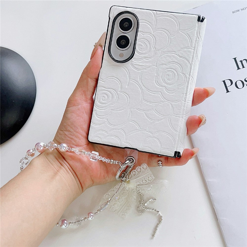 For Samsung Galaxy Z Fold8 cover præget kameliemønster PU-læder telefoncover med blonde perlearmbånd