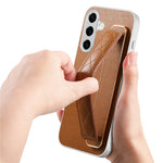 Samsung Galaxy S25-skal i PU-läder med PC + TPU-skydd och vadderat handledsrem