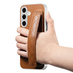 Samsung Galaxy S25-skal i PU-läder med PC + TPU-skydd och vadderat handledsrem