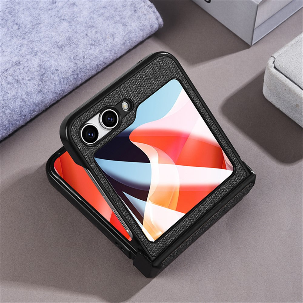 Til Samsung Galaxy Z Flip5 5G Hængseldesign Magnetisk Cover Stoftekstur Læder+PC Telefoncover med Hærdet Glas Bagskærmbeskytter