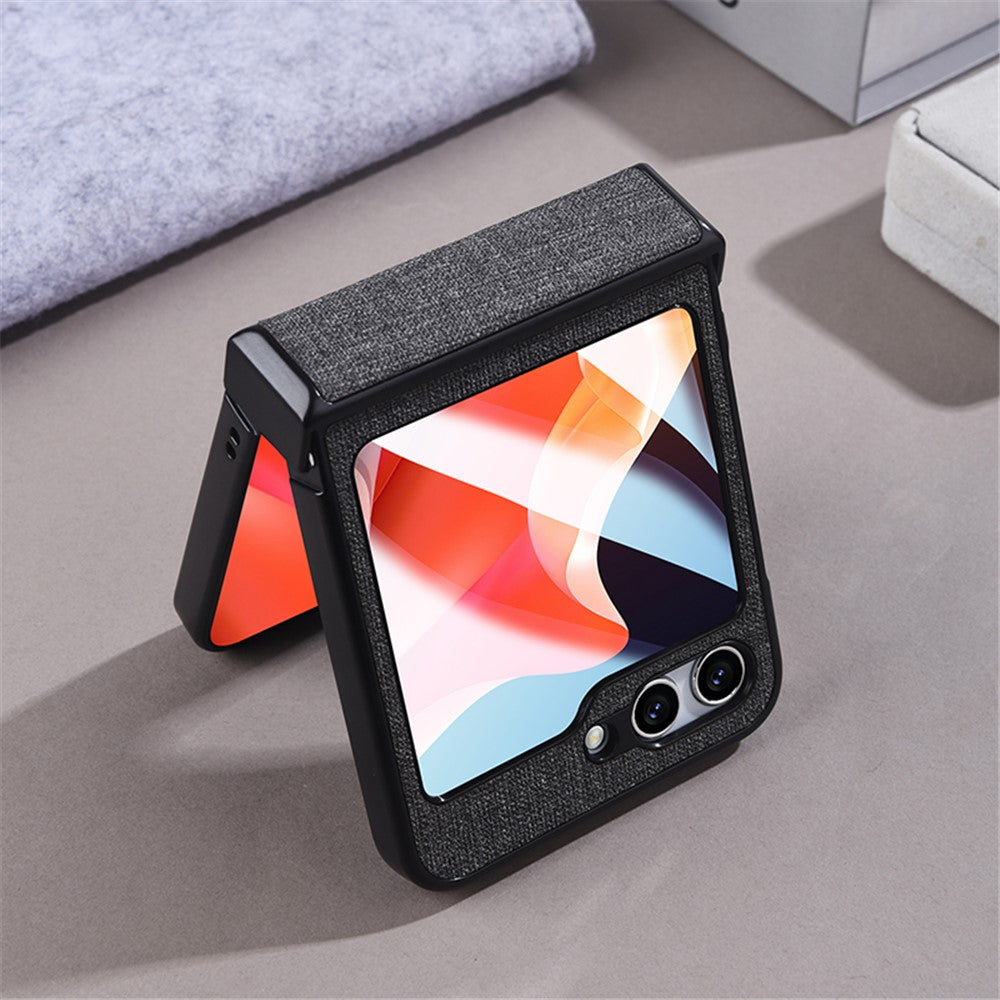 Til Samsung Galaxy Z Flip5 5G Hængseldesign Magnetisk Cover Stoftekstur Læder+PC Telefoncover med Hærdet Glas Bagskærmbeskytter
