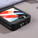 Til Samsung Galaxy Z Flip5 5G Hængseldesign Magnetisk Cover Stoftekstur Læder+PC Telefoncover med Hærdet Glas Bagskærmbeskytter