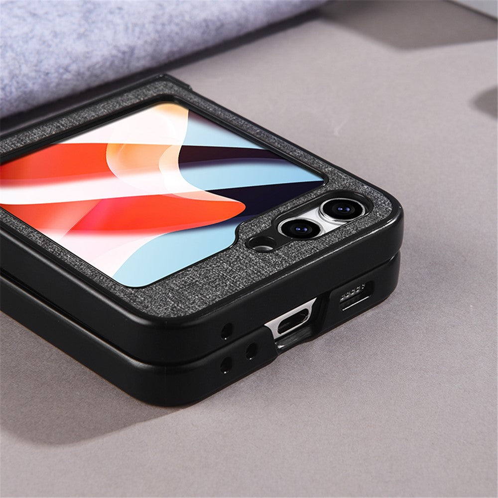 Til Samsung Galaxy Z Flip5 5G Hængseldesign Magnetisk Cover Stoftekstur Læder+PC Telefoncover med Hærdet Glas Bagskærmbeskytter