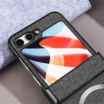 Til Samsung Galaxy Z Flip5 5G Hængseldesign Magnetisk Cover Stoftekstur Læder+PC Telefoncover med Hærdet Glas Bagskærmbeskytter