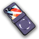 Til Samsung Galaxy Z Flip5 5G Hængseldesign Magnetisk Cover Stoftekstur Læder+PC Telefoncover med Hærdet Glas Bagskærmbeskytter