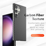 Samsung Galaxy S23 Ultra-skal i kolfiberstruktur med fingeravtrycksskydd och bakstycke i smartphone-stil