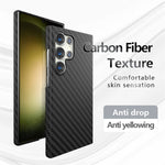 Samsung Galaxy S23 Ultra-skal i kolfiberstruktur med fingeravtrycksskydd och bakstycke i smartphone-stil